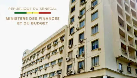 Sénégal | Finances publiques : fin d’année tendue pour le Budget Cette nouvelle levée de fonds intervient après trois opérations d’appel public à l’épargne ayant permis de mobiliser 1 220 milliards FCFA du cours de cette année. Avec cette quatrième opération de 400 milliards de francs, le Sénégal devrait franchir le seuil de 1.600 milliards FCFA mobilisés en 2025 via les appels publics à l’épargne, un niveau inédit sur le marché régional. Sur l’autre compartiment du marché, UMOA-Titres, plus de 1.978 milliards FCFA ont déjà été levés cette année par le Trésor sénégalais.