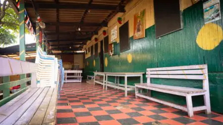 Dans un pays où le système de protection sociale reste insuffisant, beaucoup n’ont d’autre recours que les orphelinats, des structures elles-mêmes souvent fragiles.