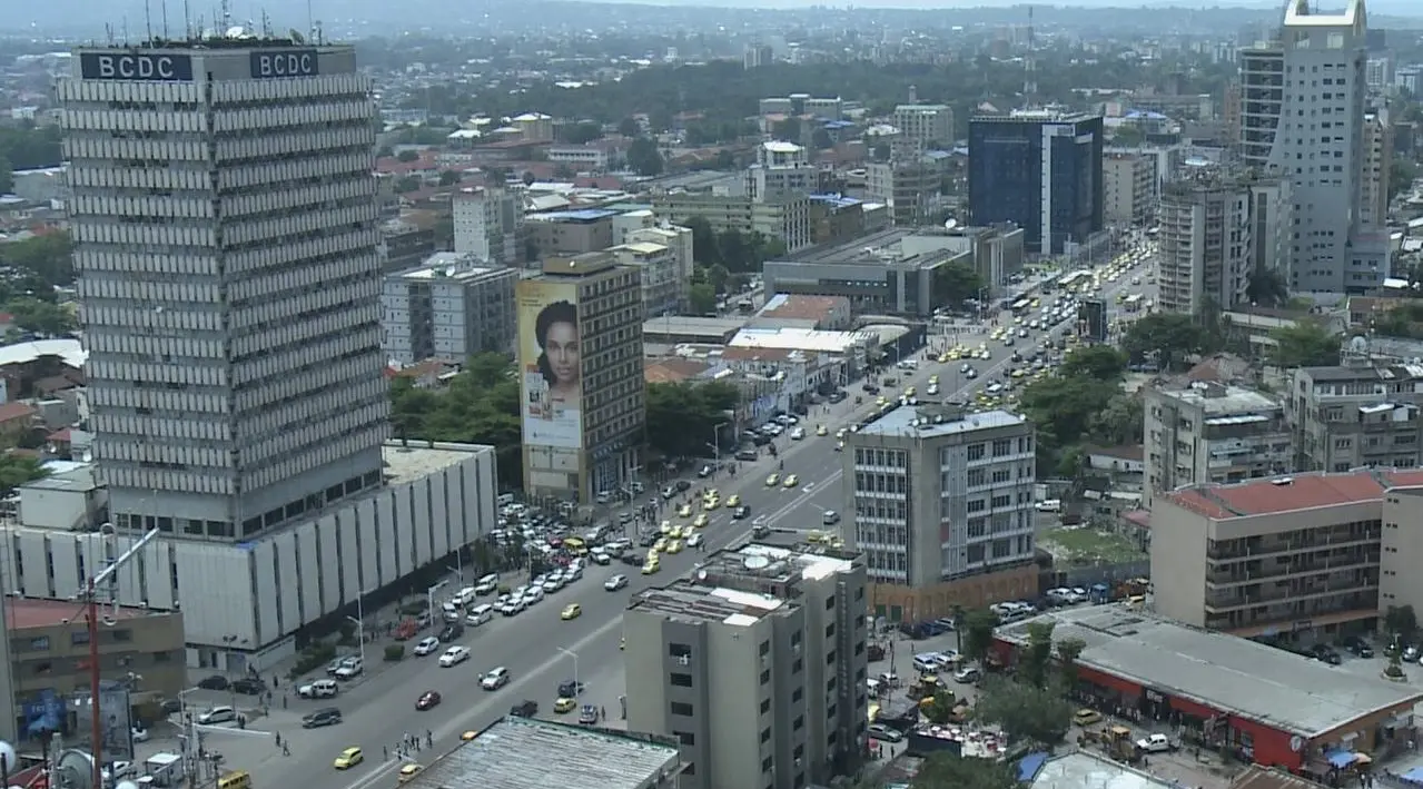 Un pouvoir d’achat structurellement faible Dans la majorité des ménages congolais, les revenus sont instables et insuffisants pour soutenir une consommation durable. Le problème n’est pas seulement l’absence d’emplois, mais surtout la qualité des emplois. Beaucoup travaillent, mais gagnent trop peu pour consommer, épargner ou investir. Cette fragilité de la demande intérieure explique pourquoi de nombreuses entreprises survivent sans réellement croître. Les ventes sont irrégulières, les marges faibles et la capacité d’expansion limitée.
