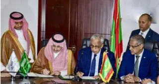 C’est une nouvelle pierre à l’édifice de la coopération mauritano-saoudienne. Le samedi 13 octobre 2025, Abdallah Souleimane Cheikh Sidiya, ministre des Affaires économiques et du Développement, a officialisé la signature d’un accord de financement majeur avec le Fonds saoudien de développement (FSD).