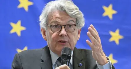 Après les menaces, les États-Unis passent à l’acte : criant à la censure, l’administration Trump a annoncé mardi des sanctions visant cinq personnalités européennes engagées pour une stricte régulation de la tech et contre la désinformation en ligne, dont un ancien commissaire européen, le Français Thierry Breton. Une décision dénoncée «avec la plus grande fermeté» par Paris.