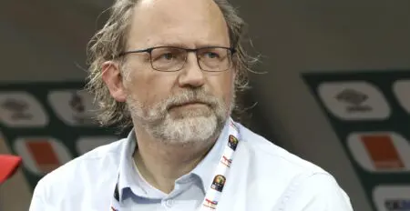 Hâbleur et sympathique d'ordinaire, Tom Saintfiet a pris un ton grave à la fin de la conférence de presse précédant le choc entre le Maroc et le Mali, vendredi 26 décembre. Interrogé sur la nouvelle programmation de la CAN, tous les quatre ans, annoncée par le président de la CAF Patrice Motsepe, samedi dernier, le sélectionneur des Aigles a tonné : «je suis très choqué et déçu par cette décision. La Coupe d'Afrique des nations existe depuis 1957, elle se déroule tous les deux ans, depuis, elle fait la fierté du continent. Elle rassemble les meilleurs joueurs africains, qui évoluent dans les grands clubs européens, les fans peuvent les célébrer.