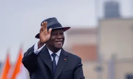 L’année 2025 aura constitué une étape politique majeure pour la Côte d’Ivoire. Marquée par l’élection présidentielle du 25 octobre et les législatives du 27 décembre, elle a confirmé, selon le Président, la maturité démocratique du pays et l’attachement des Ivoiriens à la paix et à la stabilité. Réélu à une large majorité, Alassane Ouattara a vu cette confiance renouvelée lors des législatives, qui ont consacré une nette victoire du parti présidentiel, lui assurant une majorité confortable à l’Assemblée nationale.