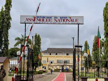 Au lendemain des élections législatives de janvier 2026, un constat s'impose : la réforme du Code électoral a produit l'effet structurel recherché. Le Bénin ne joue plus dans la cour de l'émiettement politique. En hissant le seuil de représentativité à 20 % des suffrages par circonscription, le législateur a imposé une cure de rigueur administrative qui, si elle laisse des acteurs sur le carreau, jette les bases d'une stabilité institutionnelle durable.