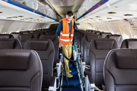 Alors la grande période de la sous-traitance a été lancée, souvent même avec l’appui des grands donneurs d’ordre. Le bénéfice économique a été certain. Le donneur d’ordre débarrassé de la contrainte sociale avait beau jeu de mettre en concurrence les sous-traitants dont il avait d’ailleurs aidé la création pour faire baisser le prix de revient du service.