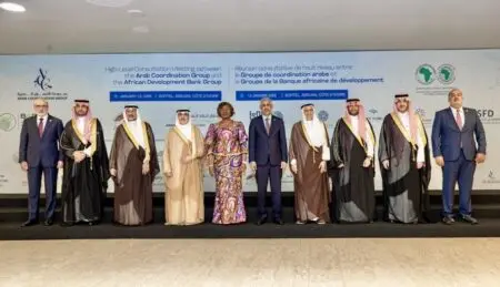 La consultation de haut niveau organisée au siège de la Banque africaine de développement marque un tournant dans la relation entre l’ACG et la BAD. Jusqu’ici fondée sur des interventions souvent ponctuelles, leur coopération entend désormais gagner en cohérence et en impact, en s’inscrivant dans une logique de co-investissement programmatique et structuré. Cette évolution intervient alors que l’Afrique fait face à un déficit de financement du développement de plus en plus marqué, dans un contexte de resserrement des conditions financières internationales, de hausse du coût de la dette et de vulnérabilités macroéconomiques persistantes. Les besoins en capitaux sont considérables, notamment pour soutenir l’accès universel à l’énergie, renforcer la résilience climatique, assurer la sécurité alimentaire, accélérer l’intégration régionale et stimuler une croissance tirée par le secteur privé.