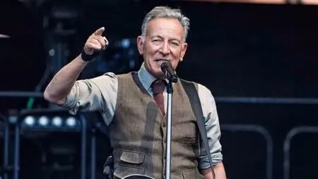 Administration Trump | Violence contre les migrants : Bruce Springsteen s’en prend violemment à Donald Trump et ICE : «Foutez le camp de Minneapolis» Bruce Springsteen a dénoncé l’ICE pour ses «tactiques de Gestapo» et lui a lancé «foutez le camp de Minneapolis» lors d’une apparition sur scène dans le New Jersey le week-end dernier. The Boss, critique de longue date de Donald Trump et de son administration, est apparu récemment au Light Of Day Winter Festival, un événement annuel qui recueille des fonds pour la maladie de Parkinson et d’autres troubles neurodégénératifs. Pendant sa prestation, il a déploré ce que son pays est devenu sous Donald Trump.