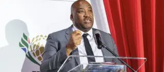 Dernier témoignage en date : une lettre adressée le 6 janvier 2026 par Gayton McKenzie, ministre sud-africain des Sports, des Arts et de la Culture, à Mohamed Saad Berrada, ministre marocain de l’Éducation nationale, du Préscolaire et des Sports. Dans ce courrier officiel, signé au nom du gouvernement sud-africain, M. McKenzie salue une «réussite exceptionnelle» et adresse «ses plus chaleureuses félicitations au Royaume du Maroc pour la manière véritablement remarquable dont il organise la Coupe d’Afrique des nations 2025.»