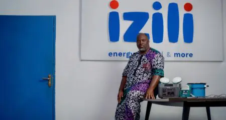 Izili Group a officialisé, jeudi 22 janvier, l’acquisition de Qotto, une entreprise spécialisée dans les solutions solaires hors réseau, opérant principalement au Bénin et au Burkina Faso. Cette opération stratégique permet au groupe d’étendre ses activités à six pays africains et de renforcer son positionnement sur le segment crucial de l’électrification des zones rurales et non connectées au réseau.