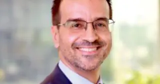 Titulaire d’un doctorat de Columbia University, Alonso a travaillé en Afrique, Europe de l’Est et Amérique latine, spécialisé en stratégie pays et macroéconomie.