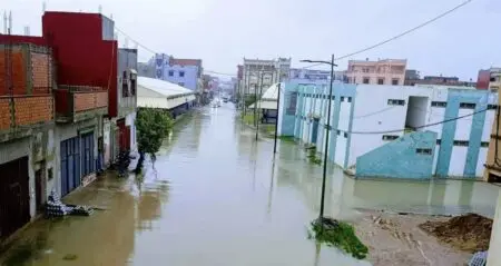 Maroc | Ksar El Kébir sous la menace des eaux : la mobilisation se poursuit Les efforts se poursuivent à Ksar El Kébir afin de protéger les quartiers résidentiels menacés par les inondations provoquées par la montée des eaux de l’oued Loukkos. Le Directeur provincial de l’Équipement et de l’Eau de Larache, Azzedine Aittalab, a indiqué que des travaux sont actuellement en cours pour installer des barrières provisoires destinées à empêcher l’eau d’atteindre les zones les plus vulnérables.