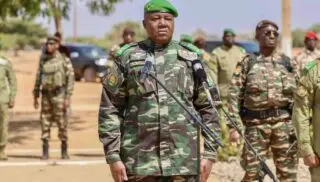 Au lendemain d’une nuit marquée par des échanges de tirs et des explosions signalés aux abords de l’aéroport international Diori Hamani de Niamey, le Président nigérien, le général Abdourahamane Tiani, est monté au créneau. Jeudi 29 janvier 2025, il a nommément accusé les Présidents français, béninois et ivoirien d’avoir «parrainé» l’attaque, affirmant que les assaillants auraient bénéficié d’un appui politique extérieur.