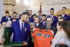 Les indicateurs chiffrés confirment ce changement d’échelle. Plus de 1,34 million de spectateurs ont assisté aux 52 rencontres disputées dans neuf stades répartis sur six villes, soit près de 26 000 personnes par match en moyenne. Selon la Confédération africaine de football (CAF), les revenus commerciaux ont progressé de plus de 90 %, portés par la revalorisation des droits télévisés et l’élargissement du portefeuille de sponsors. À la fois plus suivie, plus rentable et plus visible, la CAN marocaine s’impose comme l’édition la plus dense jamais organisée.