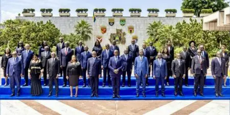 Plusieurs secteurs prioritaires concentrent l’essentiel des investissements, en tête desquels des projets liés à la production de l’électricité, à l’alimentation en eau potable et à la modernisation des réseaux. Les infrastructures de transport et logistiques occupent également une place centrale, notamment les liaisons routières interrégionales, les plateformes portuaires et les équipements aéroportuaires, considérés comme des leviers indispensables à la compétitivité.