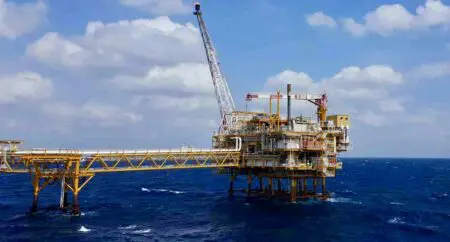 Selon des informations rapportées le 29 décembre 2025 par Upstream Online, les opérations de forage engagées en août dernier sur le champ de Sèmè ont été freinées par des contraintes techniques. La presse spécialisée évoque notamment des performances insuffisantes des équipements et des conditions d’exécution complexes, sans que les causes exactes n’aient été détaillées publiquement. Ces difficultés sont jugées suffisamment importantes pour retarder le démarrage de la production commerciale.