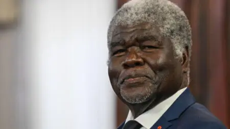 La Côte d’Ivoire est entrée dans une phase de transition gouvernementale. Le mercredi 7 janvier, le Premier ministre Robert Beugré Mambé et l’ensemble de son équipe ont présenté leur démission à l’issue d’un Conseil des ministres présidé par Alassane Ouattara.