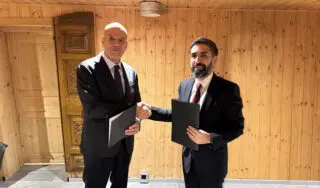 ENI a annoncé, ce jeudi 22 janvier, la signature d’un accord contraignant avec SOCAR portant sur la vente de 10 % du projet Baleine. Soumise aux autorisations réglementaires habituelles, la transaction permettra à ENI de conserver son rôle d’opérateur avec 37,25 % du capital, aux côtés de Vitol (30 %) et de la société nationale Petroci (22,75 %).