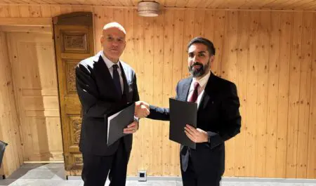 ENI a annoncé, ce jeudi 22 janvier, la signature d’un accord contraignant avec SOCAR portant sur la vente de 10 % du projet Baleine. Soumise aux autorisations réglementaires habituelles, la transaction permettra à ENI de conserver son rôle d’opérateur avec 37,25 % du capital, aux côtés de Vitol (30 %) et de la société nationale Petroci (22,75 %).