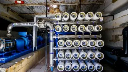 C’est moins le montant du prêt que l’engagement de la BERD, sa toute première opération dans ce secteur à fort potentiel en Egypte. Malgré le Nil, le pays des pharaons reste soumis à des contraintes structurelles de ressources en eau, et Le Caire a fait de la désalinisation de l’eau de mer une réponse au stress hydrique.