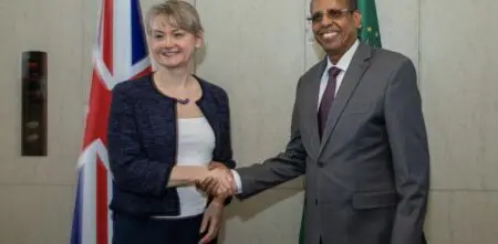 L’Union africaine (UA) et le Royaume-Uni ont annoncé l’organisation d’une réunion stratégique de haut niveau à Londres au début de l’année 2026. L’information a été rendue publique par l’organisation panafricaine à l’issue d’un entretien tenu ce lundi 2 février 2026 entre le président de la Commission de l’UA, Mahamoud Ali Youssouf, et la secrétaire d’État britannique aux Affaires étrangères, Yvette Cooper.