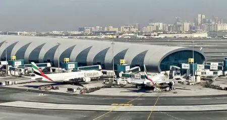 D’abord il faut disposer de l’espace aérien en particulier dans les zones très denses comme les Etats Unis ou l’Europe. Ensuite il faut bien admettre que le transport aérien est source d’émission de CO², même s’il ne représente que moins de 3% des émissions. Enfin il faut tenir compte de l’attitude des populations riveraines des grands aéroports qui supportent de plus en plus mal le survol des appareils même si ceux-ci font de moins en moins de bruit.