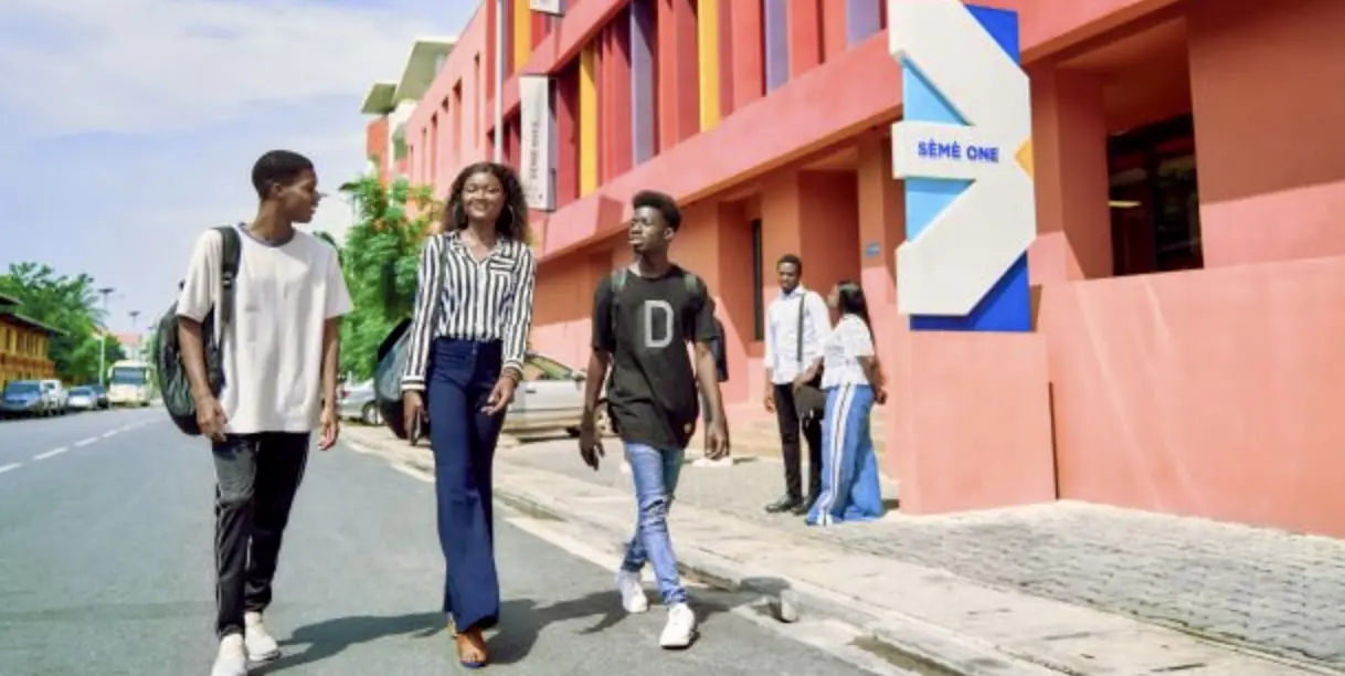 Longtemps célébré pour son rayonnement intellectuel, le Bénin a entrepris depuis 2016 de réconcilier son héritage académique avec les impératifs de la production moderne. Ce cycle décennal marque la fin d'une époque où l'école fonctionnait en vase clos. Aujourd'hui, la rigueur macroéconomique sert un dessein plus vaste : bâtir un système éducatif dont le diplôme n'est plus une fin en soi, mais un passeport pour l'emploi.