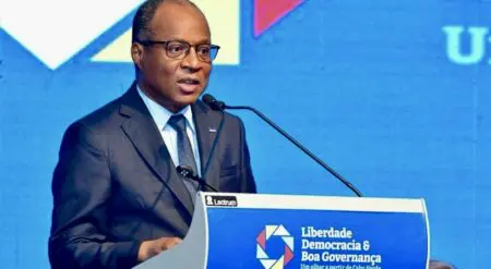 Les perspectives positives reflètent la bonne trajectoire des finances publiques et des indicateurs des échanges extérieurs. La dette et les vulnérabilités extérieures du Cap-Vert sont globalement maîtrisées, grâce à l'assainissement des finances publiques, au dynamisme du secteur touristique et des transferts de fonds de la diaspora, ainsi qu'à la consolidation des réserves brutes de change, qui dépassent désormais le milliard d'euros.