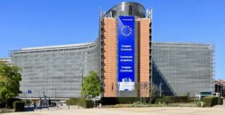 La Commission, qui négocie la politique commerciale au nom des 27 Etats membres de l'Union européenne, a déclaré que Washington devait apporter une «clarté totale» sur les mesures qu'il entendait prendre suite à la décision de justice. En attendant, le Parlement européen a voté, ce lundi 23 février, la suspension de l’application de l’accord conclu l’année dernière avec l’administration Trump.