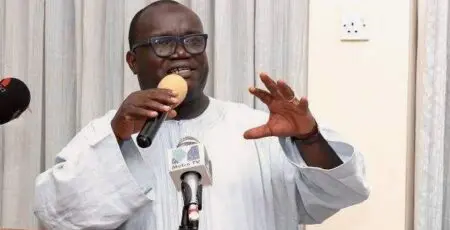 Cependant, les opérateurs ont averti que la production prévue de 6,5 millions d'onces en 2026 est menacée, évoquant des inquiétudes concernant la refonte (hausse) prévue par le gouvernement des redevances minières, qui pourrait retarder les nouveaux projets et les expansions qui sous-tendent la production de 2026.