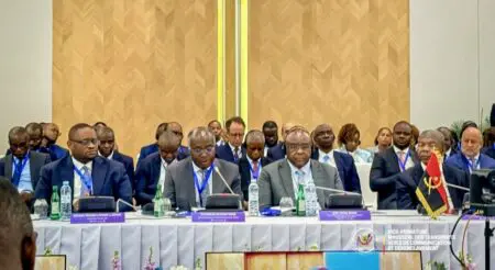 Le ministre des Transports, Jean-Pierre Bemba, a annoncé le lancement d’un appel d’offres international en avril 2026 pour la réhabilitation du tronçon ferroviaire Tenke–Kolwezi–Dilolo. Le démarrage effectif des travaux est prévu au dernier trimestre de la même année.