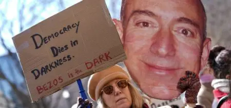 Des centaines de personnes ont manifesté jeudi devant les bureaux du Washington Post contre la décision du quotidien de la capitale américaine, en difficulté financière, de se séparer d’une grande partie de sa rédaction.