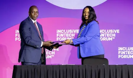 Kenya–Rwanda | Finance numérique : vers un “passeport fintech” pour accélérer les paiements transfrontaliers Les deux banques centrales ont signé un protocole d’accord visant à instaurer un mécanisme de “passeport de licence”. Concrètement, une entreprise agréée dans un pays pourra opérer plus facilement dans l’autre, sans multiplier les procédures administratives. Jusqu’ici, les acteurs souhaitant se développer à l’échelle régionale devaient composer avec des exigences redondantes, ralentissant leur expansion et augmentant leurs coûts d’entrée.