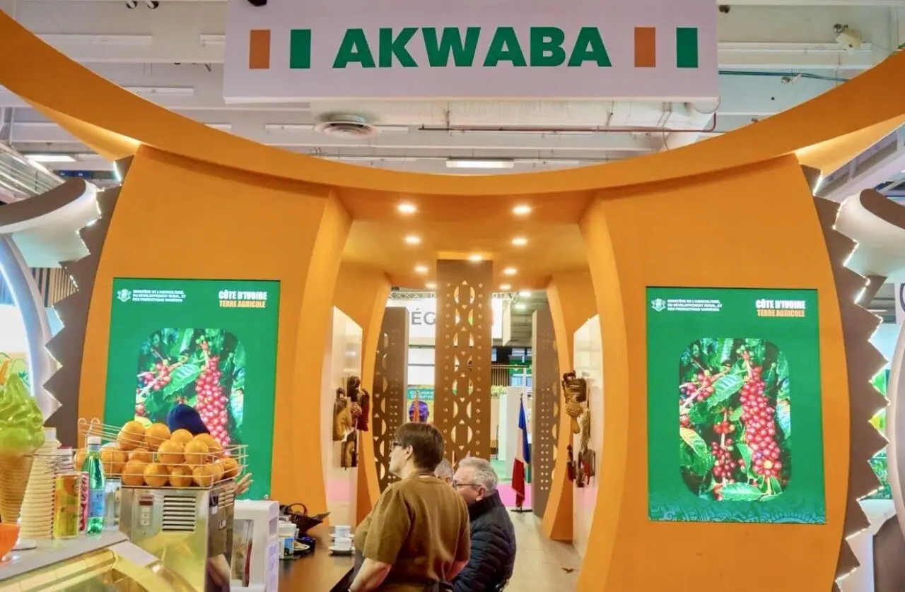 Au Salon International de l’Agriculture de Paris, pour la deuxième fois en trois ans, la Côte d’Ivoire bénéficie d’une visibilité exceptionnelle, matérialisée par un pavillon de 500 m² mettant en avant la vitalité de ses filières agricoles. Cette distinction intervient dans un contexte où le pays cherche à affirmer son rôle de puissance agricole majeure en Afrique et à accélérer la transformation locale de ses produits agricoles.