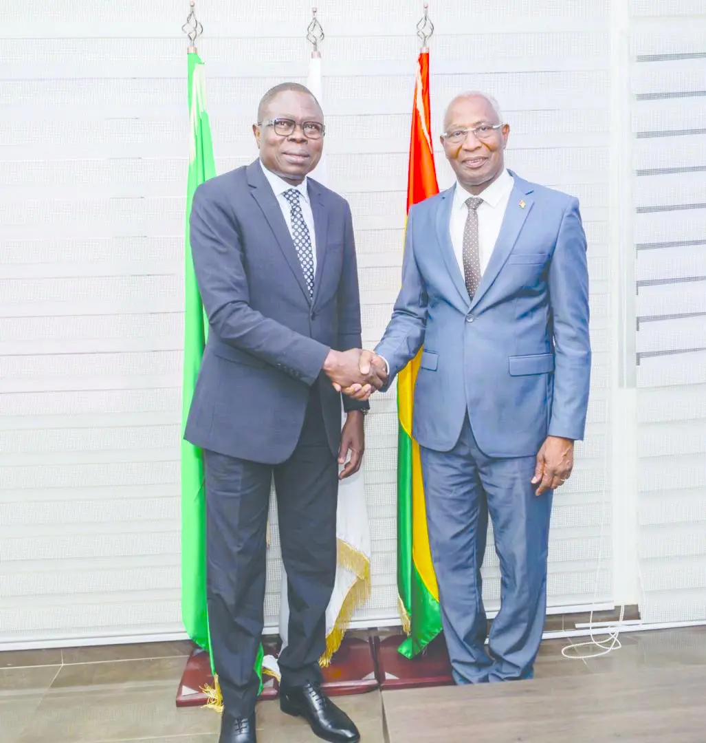Conakry, 10 février 2026. Le Premier ministre guinéen Amadou Oury Bah reçoit en
audience à la primature le Président du FAGACE, Dr. Ngueto Tiraïna Tambaye.