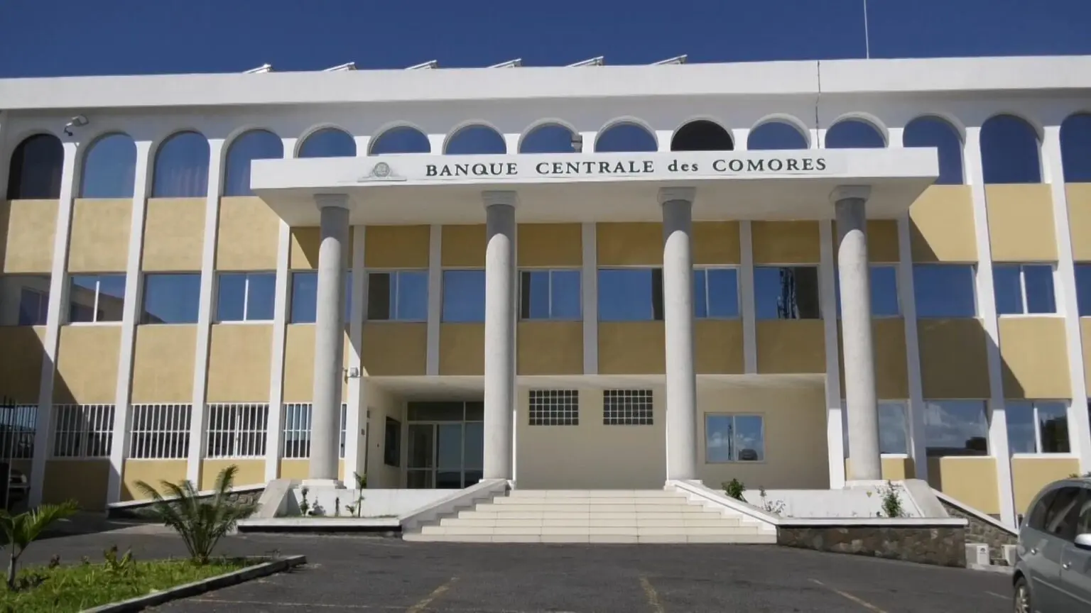 La densité d’agences bancaires reste limitée aux Comores, et une partie importante de la population demeure en dehors du circuit traditionnel. L ’introduction de ce nouvel acteur digital régulé constitue une évolution notable du paysage financier local. La nouvelle structure opérera de manière distincte des activités de mobile money déjà présentes sur le marché (MVola, Airtel, Orange Money), tout en venant compléter l’écosystème existant.