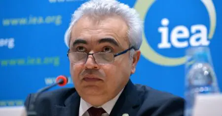 Au cours d’une réunion d’urgence tenue ce mercredi 11 mars, les 32 pays membres de l’Agence internationale de l’énergie (AIE) ont convenu de libérer 400 millions de barils de leurs réserves stratégiques d’or noir et de les injecter sur le marché pour contenir la flambée des cours.