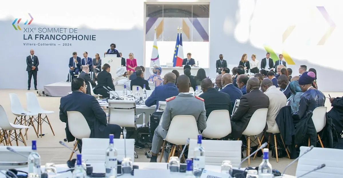 Le français, paradoxalement, est devenu une langue africaine. Évolutive, créative, vivante, elle s’adapte aux diversités linguistiques locales et permet aux acteurs africains de définir leurs usages et imaginaires. L’enjeu n’est donc pas la langue elle-même, mais le cadre institutionnel qui l’entoure.  I’m just trying