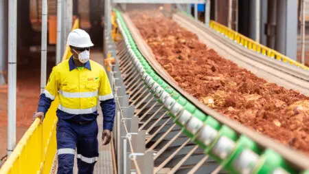 Selon le schéma envisagé dans le deal, de nouveaux négociants/acheteurs reprendraient les contrats d'achat de bauxite portant sur les actifs saisis, y compris les paiements anticipés reçus par EGA sur les expéditions futures de bauxite. Ces paiements serviraient au règlement de redevances dues par EGA au Trésor guinéen.