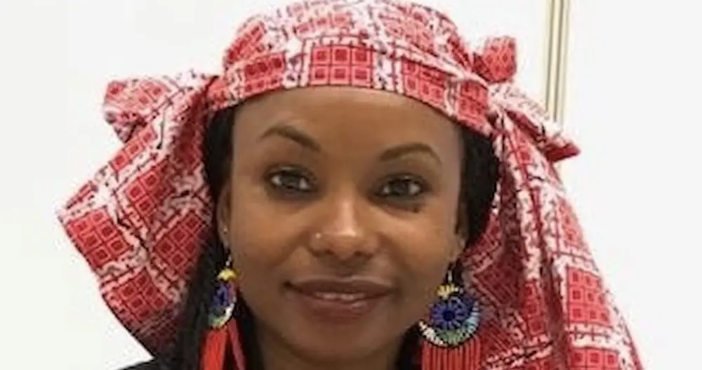 À l’occasion de la Journée internationale de la Francophonie, célébrée le 20 mars sous le thème « Génération Paix : la contribution de la jeunesse à un monde apaisé », Hindou Oumarou Ibrahim, activiste et défenseure des droits des communautés autochtones au Tchad, revient sur son parcours et sur l’importance de la jeunesse et des savoirs traditionnels dans la construction d’un monde plus résilient et pacifique.