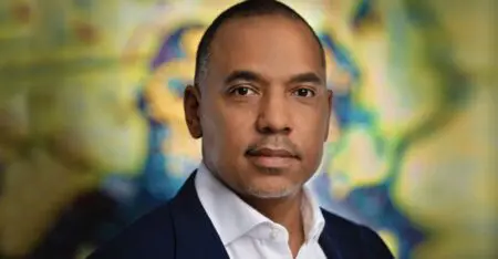 Après avoir presque triplé en 2024 pour atteindre des niveaux records, les contrats à terme sur le cacao ont perdu les trois quarts de leur valeur et se négocient actuellement autour de 3.300 dollars la tonne en raison d'un excédent mondial de fèves.