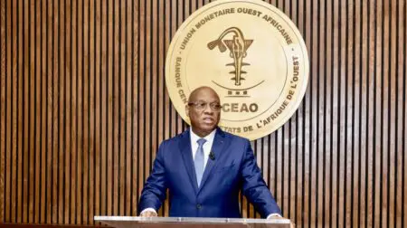 C’est un tournant attendu. Après avoir observé une période de prudence, le Comité de politique monétaire (CPM) de la BCEAO passe à l’offensive en ouvrant un bol d’air pour le secteur bancaire. Dès le 16 mars 2026, le principal taux directeur de l’institution reculera de 3,25 % à 3 %. Parallèlement, le taux du guichet de prêt marginal sera ramené à 5 %.