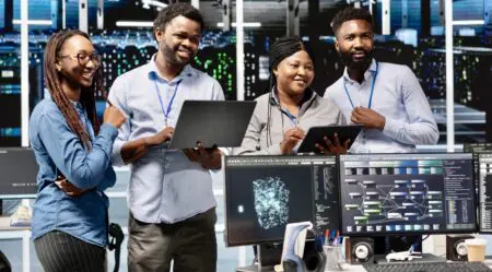 L'Afrique entre dans une décennie décisive. Elle possède la population la plus jeune du monde et, d'ici 2035, chaque année, davantage de jeunes Africain(e)s entreront sur le marché du travail que dans le reste du monde réuni. Souvent présentée comme un défi, cette réalité démographique est en réalité le plus grand atout économique de l'Afrique.