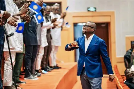 Bénin | Projet de société : Romuald Wadagni veut le développement partout et pour tous Le positionnement du candidat repose sur une articulation assumée entre continuité et inflexion. Continuité, car le programme s’appuie explicitement sur les acquis des dix dernières années, qu’il s’agisse de la crédibilité financière retrouvée, des investissements structurants ou de l’émergence de pôles industriels comme la GDIZ. Inflexion, car il s’agit désormais de faire descendre ces performances au niveau du quotidien, en réduisant les écarts territoriaux et en renforçant l’impact social de la croissance.