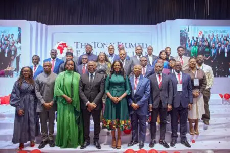 Avec cette nouvelle promotion issue des 54 pays africains, la fondation poursuit le déploiement d’un dispositif ambitieux offrant formation, mentorat et financement pouvant atteindre 5000 dollars. Depuis son lancement en 2010, l’initiative a déjà accompagné plus de 24 000 entrepreneurs, injectant plus de 100 millions de dollars US dans les écosystèmes locaux. Porté par Tony Elumelu, le programme revendique un impact significatif : plus de 4,2 milliards de dollars de revenus générés et environ 1,5 million d’emplois créés.