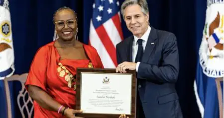 Saadia Mosbah, présidente de l'association M'nemty (« mon rêve ») était jugée avec d'autres membres de cette ONG pour blanchiment d'argent et enrichissement illégal. Son fils, Fares, qui comparaissait libre, a écopé d'une peine de trois ans ferme tandis qu’une autre militante a été condamnée à 2 ans.