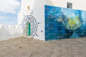 Fidèle à sa vocation de carrefour entre l’Afrique et l’Europe, Asilah accueillera cette année un projet ambitieux intitulé «Maroc - Wallonie-Bruxelles : Terres de liens : de l’Héritage à l’Horizon.» Cette initiative mettra à l’honneur la Fédération Wallonie-Bruxelles à travers une résidence artistique réunissant dix artistes, cinq marocains et cinq belges.