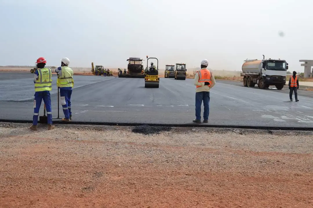 Le futur pôle aéronautique du Burkina Faso n’est plus un simple mirage. Sur le terrain, la réalité physique s’impose : une piste d’atterrissage de 3,5 km de long, extensible à 4 km, fend désormais la savane. Large de 60 mètres et équipée de balises modernes, cette infrastructure est calibrée pour le très lourd. «Les gros-porteurs comme le Boeing 747 ou l’Airbus A340 pourront se poser à Donsin sans la moindre difficulté,» a assuré Faycal Ouédraogo, responsable du développement des infrastructures.