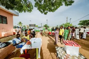 À Gogounou, dans le département de l’Alibori, les cours d’écoles ont connu leur plus forte affluence aux toutes premières heures de la matinée. Dans cette région septentrionale où le pastoralisme rythme le quotidien, l’objectif premier des habitants était de devancer la montée des températures. « Je suis venu m’aligner depuis 6h30. Avec le soleil qui frappe vite ici, il vaut mieux voter à la fraîche. Comme il n’y a pas d’activité au champ aujourd’hui, je vais juste rentrer m’occuper de mes bêtes à la maison », explique Orou, éleveur, l’index marqué par l’encre indélébile.