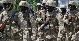 Le pouvoir malien se trouve dans une situation sans précédent depuis le coup d'État de 2020 : le ministre de la Défense Sadio Camara a été tué et le général Assimi Goïta, chef de la junte, n'a pas été vu et n'a pas pris la parole depuis le début des hostilités.