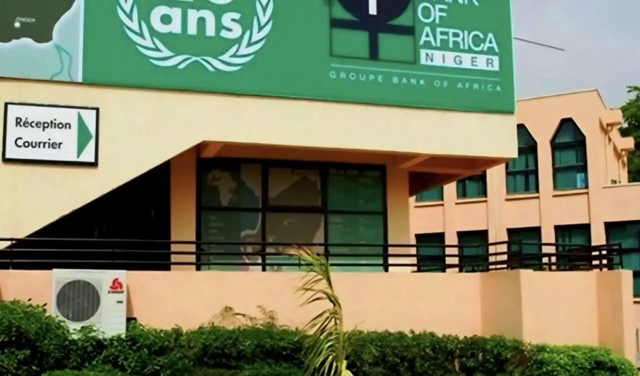 C’est une révélation qui a de quoi surprendre dans le milieu rigoureux de la banque. En mars 2023, lors d’un virement de 9,4 milliards de FCFA, un opérateur a commis une faute de frappe fatale en saisissant l’année 3023 au lieu de 2023. Cette anomalie, restée invisible pendant dix-huit mois, a conduit le système bancaire à considérer que les fonds n’étaient pas disponibles.